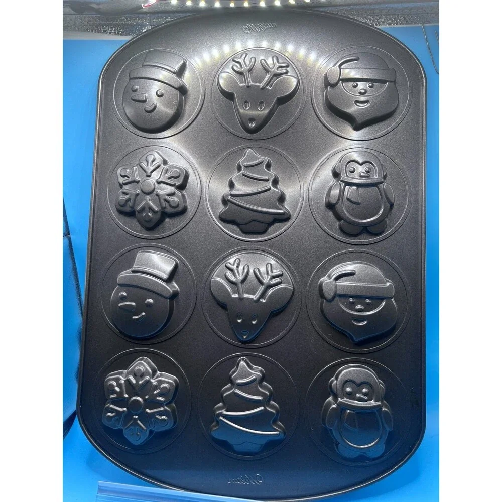Wilton Christmas pan-6 designs